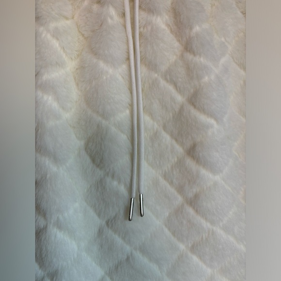 NWT Hot & Delicious White Quilted Faux Fur Drawstring Mini Skirt L - Picture 8 of 8